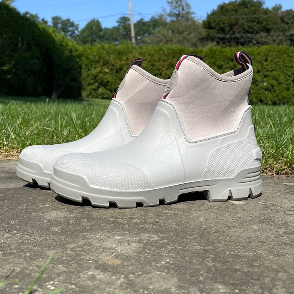 Tommy Hilfiger Size 8 gray rain boots / new with some tags